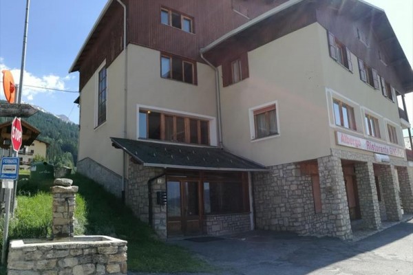 Trzypiętrowy budynek z kamiennymi detalami i napisem 