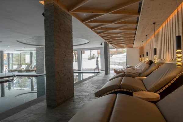 Luksusowe spa z leżakami i basenem wewnętrznym.