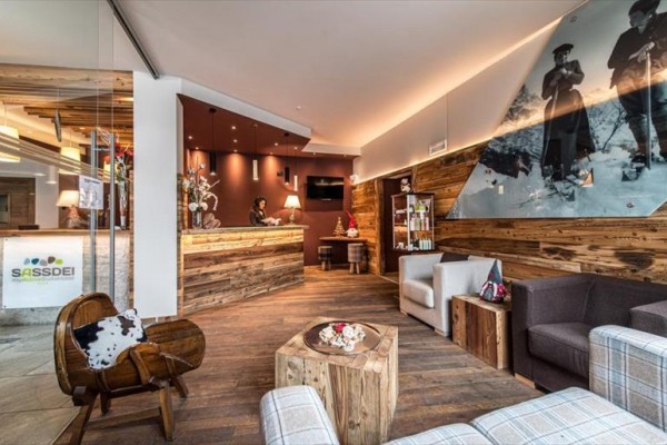 Recepcja hotelowa z drewnianym wnętrzem i dekoracjami.