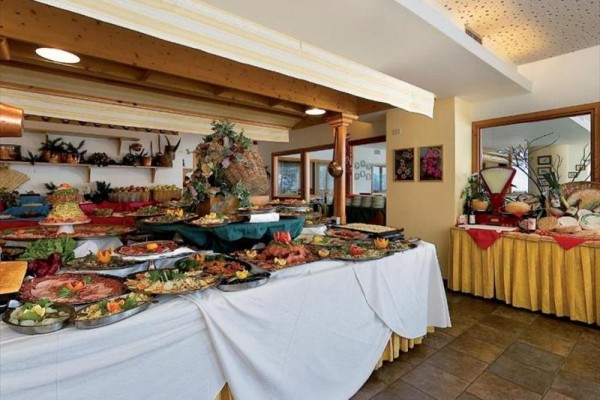 Bufetowy stół pełen różnorodnych potraw i przekąsek w restauracji.