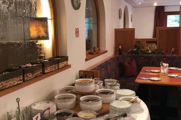 Bufetowy stół z garnkami i miskami w restauracji o rustykalnym wystroju.