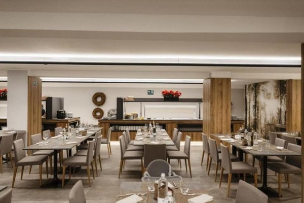 Nowoczesna restauracja z eleganckimi meblami i subtelnym wystrojem.
